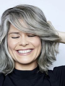 Alberto Cerdán, cabeleireiro: 'Existem cabelos grisalhos mais grossos, mais resistentes e com cutícula fechada. Estes requerem fórmulas específicas'