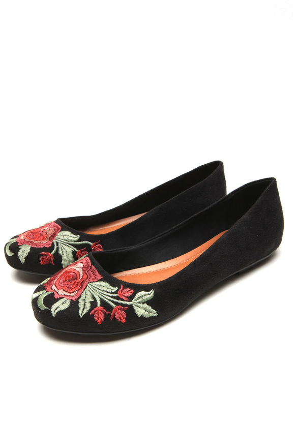 O modelo de sapatilha da Dafiti aposta em bico redondo e visual elegante e lembra o estilo discreto eternizado por Audrey Hepburn