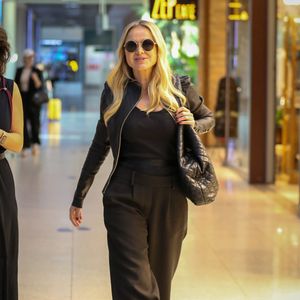 Eliana foi flagrada por um paparazzo na noite desta sexta-feira (05), enquanto embarcava em um aeroporto do Rio de Janeiro