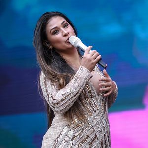 Simone investia também em looks com muito brilho e paetê