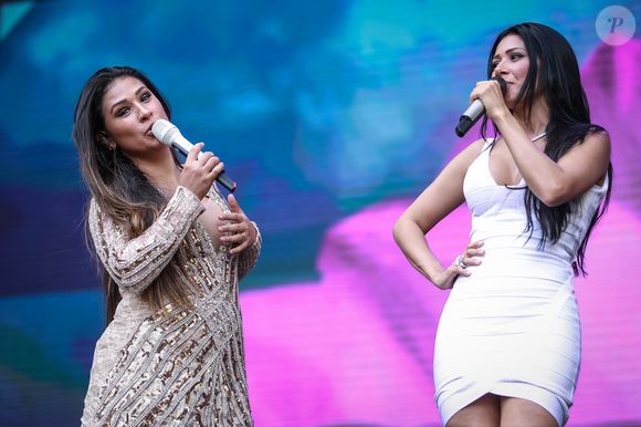 Simone investia também em looks com muito brilho e paetê