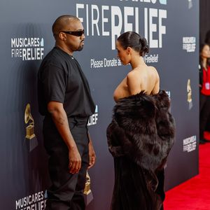 Bianca Censori chegou ao Grammy com um casaco