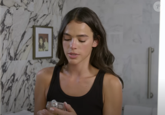 Durante uma entrevista concedida à Revista Elle no YouTube, em 2023, Bruna Marquezine abriu sua nécessaire e compartilhou alguns de seus segredos de beleza. Entre eles, revelou as fragrâncias que usa para criar seu aroma exclusivo