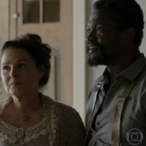 Raul (Val Perré) comunica a Gema (Louise Cardoso) que não voltará a trabalhar para Vitória (Irene Ravache).