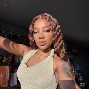 Internautas se divertiram ao afirmarem que Anitta vai desfazer as plásticas para evitar ficar parecida com Ludmilla