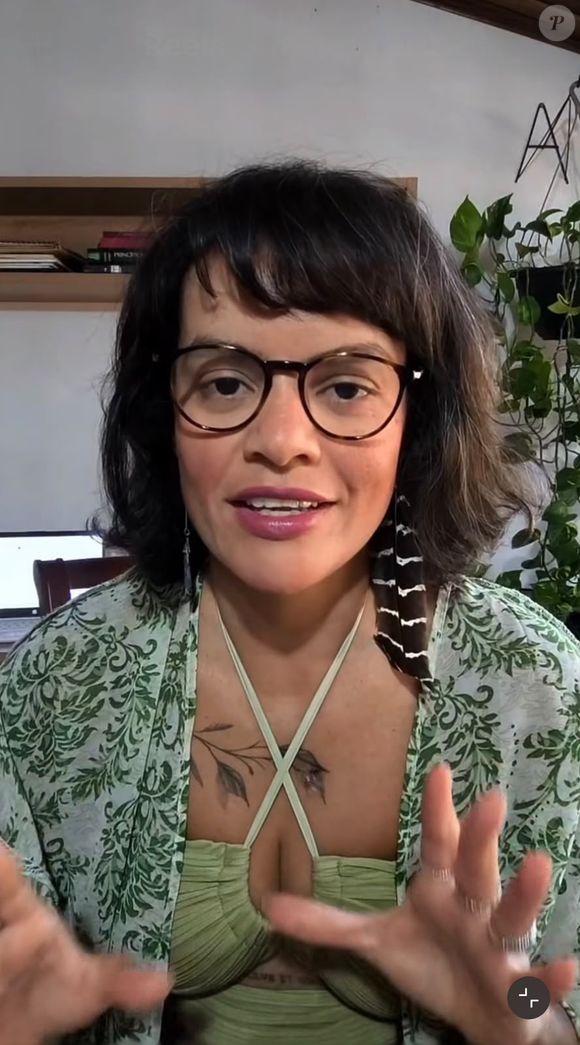 Kariny Elias, do perfil @bemditaalopecia, revelou uma receita caseira de tônico capilar feito com feijão vermelho após conhecer Cida, uma mulher calunga, benzedeira e parteira durante uma viagem à Chapada dos Veadeiros