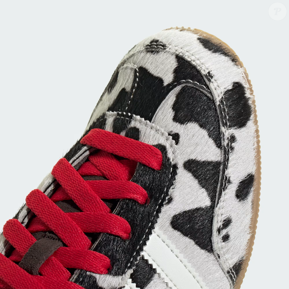 O contraste entre tons claros e escuros transformou o Adidas Japan em um dos modelos mais comentados entre amantes da estética retrô, já que o visual remete ao universo fashionista de '101 Dálmatas' sem parecer caricato ou infantil, trazendo uma proposta sofisticada para a moda urbana