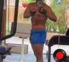 Sem camisa, Beto Jamaica exibiu o corpo sarado e as pernas torneadas em dia de academia
