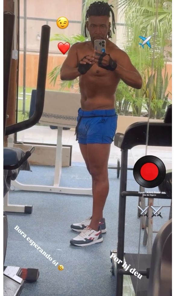 Sem camisa, Beto Jamaica exibiu o corpo sarado e as pernas torneadas em dia de academia