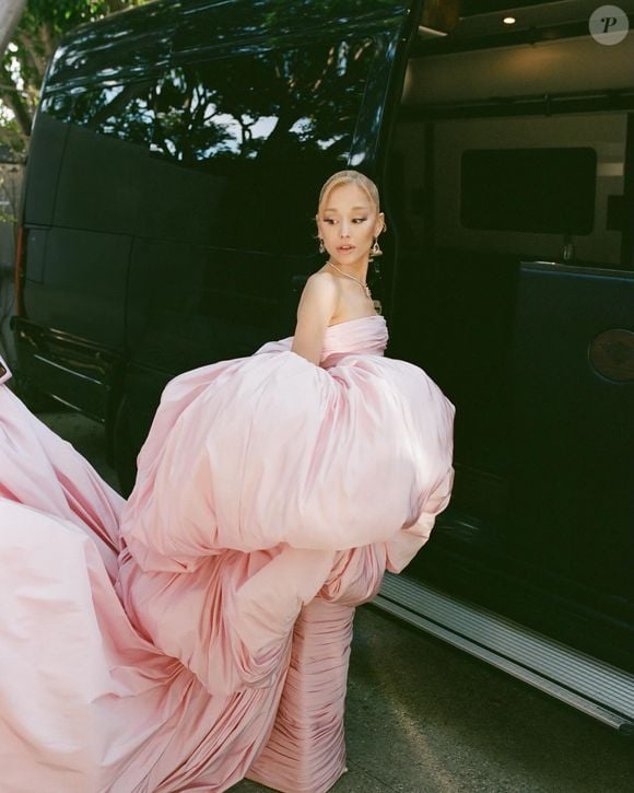 Ariana Grande vinha encantando os fãs por sua beleza e até rejuvenescimento