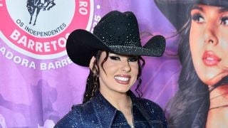 Short micro e muito brilho: Embaixadora de Barretos, Ana Castela escolhe look ousado e valoriza pernas torneadas em show. Fotos!