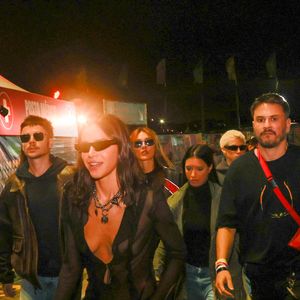 Bruna Marquezine foi com vestido 100% transparente para o Lollapalooza