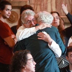 Velório de Ney Latorraca: marido, Edi Botelho é consolado por Edwin Luisi no adeus ao ator