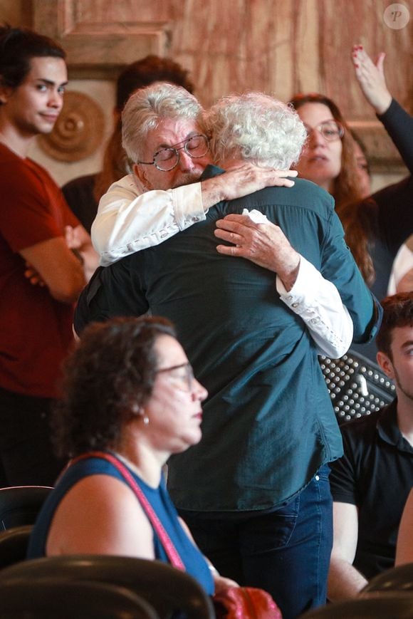 Velório de Ney Latorraca: marido, Edi Botelho é consolado por Edwin Luisi no adeus ao ator