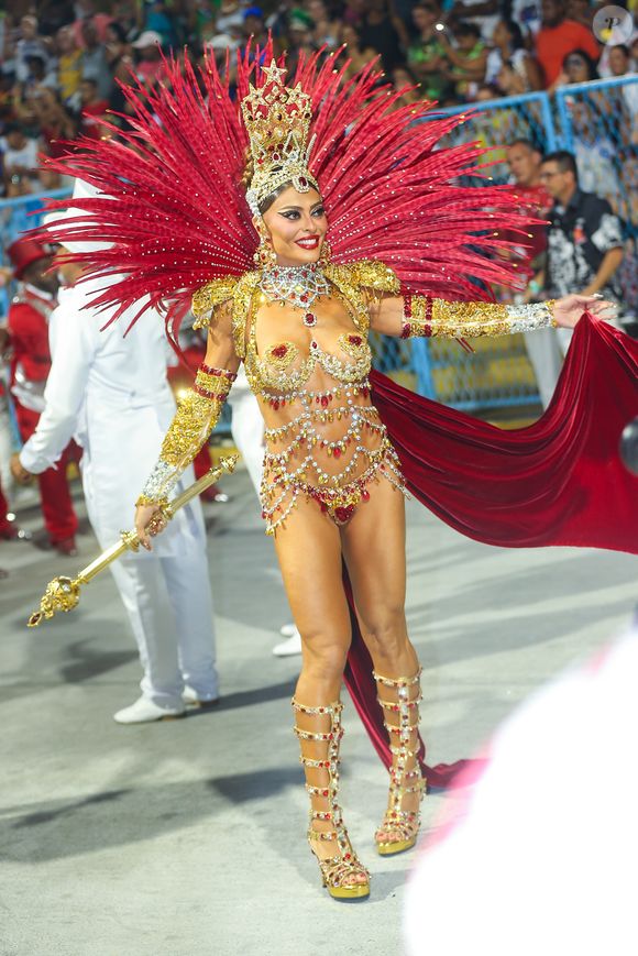 Juliana Paes foi rainha de bateria da Viradouro nos anos 2000