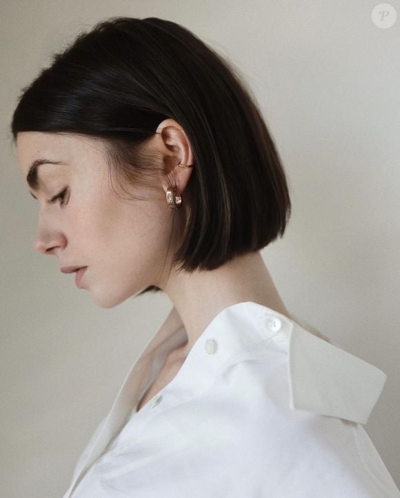 Lily Collins apostou na tendência blunt bob para os cabelos