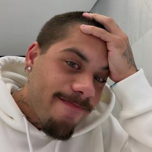 Zé Felipe garantiu que vai ficar os próximos 2 anos sem cortar e sem pintar os cabelos