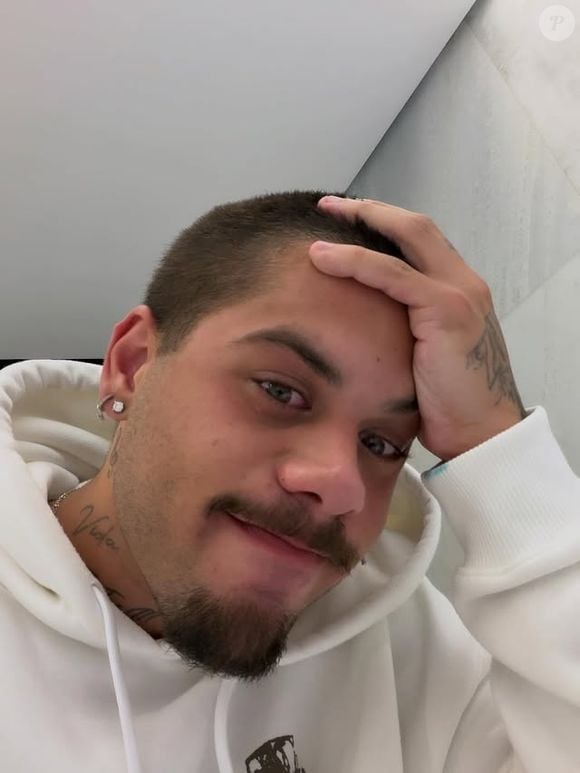 Zé Felipe garantiu que vai ficar os próximos 2 anos sem cortar e sem pintar os cabelos