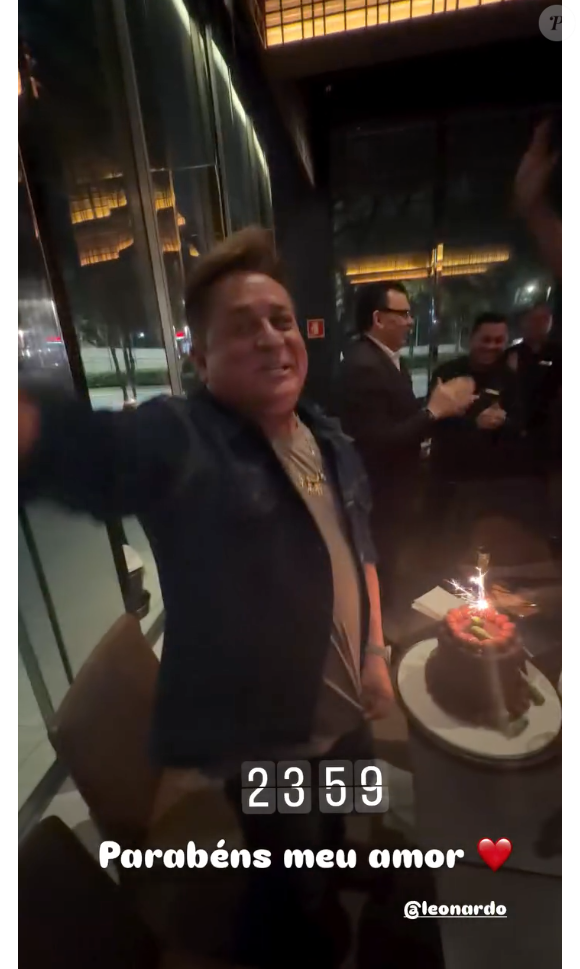 O cantor sertanejo comemorou seus 63 anos com uma festinha intimista ao lado de Poliana Rocha em um restaurante