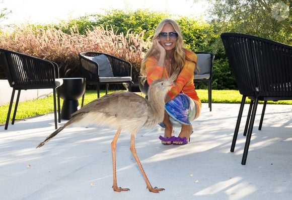 Adriane Galisteu posou também ao lado de uma seriema-de-pernas-vermelhas. Que fofas!