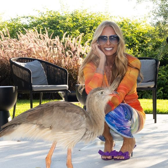 Adriane Galisteu posou também ao lado de uma seriema-de-pernas-vermelhas. Que fofas!