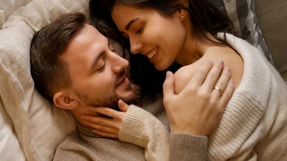Especialistas concordam: ‘Agendar os encontros sexuais com seu parceiro pode criar uma pressão adicional e ansiedade em relação ao desempenho sexual’