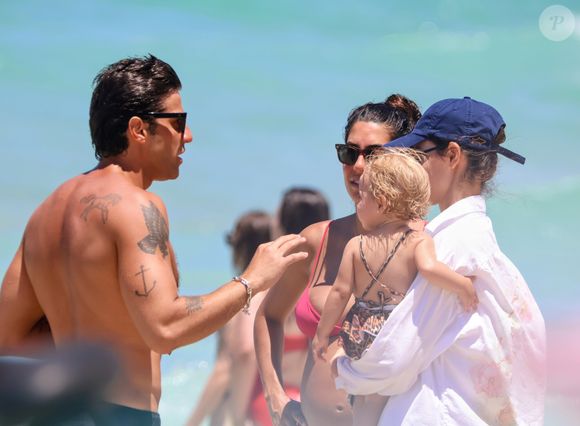 Chay Suede é fotografado na praia com Laura Neiva e a filha Ana após sucesso em Mania de Você