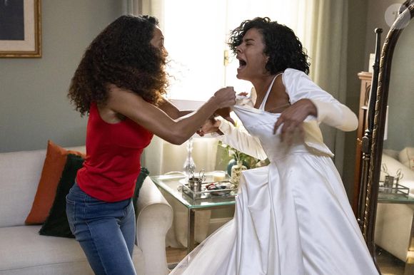 Em 'Vale Tudo', Raquel (Taís Araujo) rasgou o vestido de noiva de Fátima (Bella Campos) antes do casamento