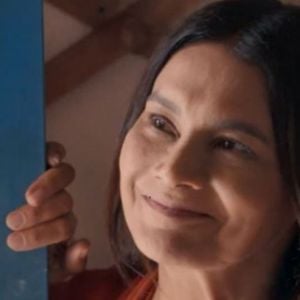 Em 'Três Graças', Lígia (Dira Paes) é o grande elo da família, sempre reunindo filha, neta e até os agregados em volta da mesa para um café simples ou um lanche da tarde.