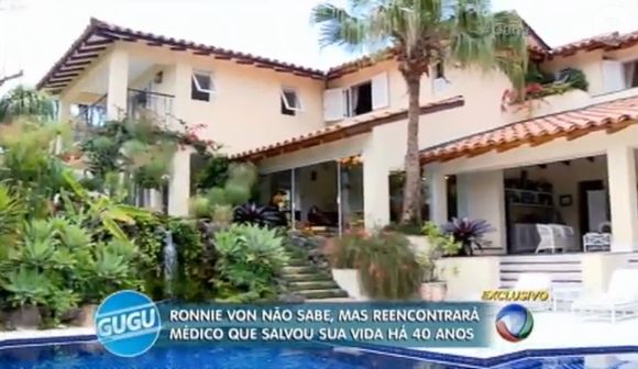 Casa de Ronnie Von tem de piscina a quadra de tênis