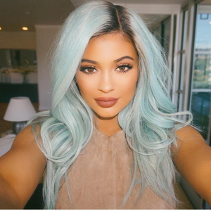 Kylie Jenner também já teve fios azuis