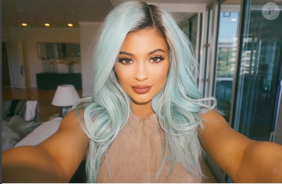 Kylie Jenner também já teve fios azuis