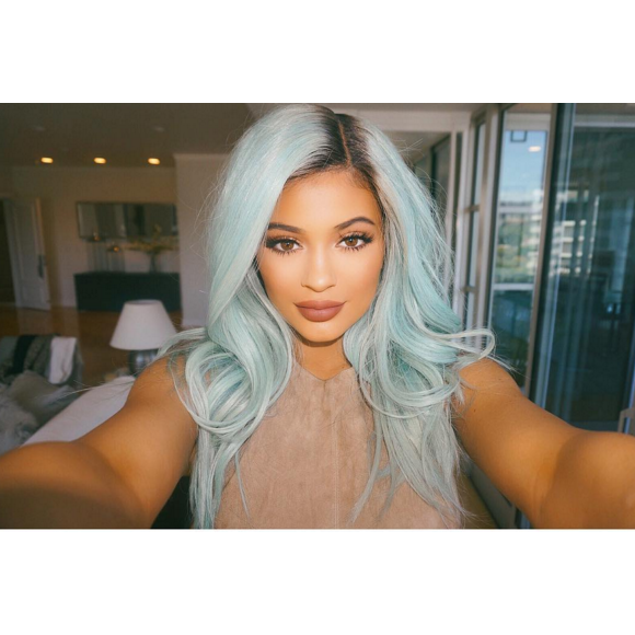 Kylie Jenner também já teve fios azuis