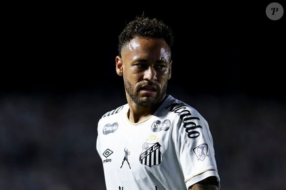 A expulsão de Neymar no jogo entre Santos e Bahia repercutiu após o apito final. Rogério Ceni aconselhou o atacante a ter cuidado com suas atitudes, enquanto Rodrigo Nestor fez críticas ao camisa 10