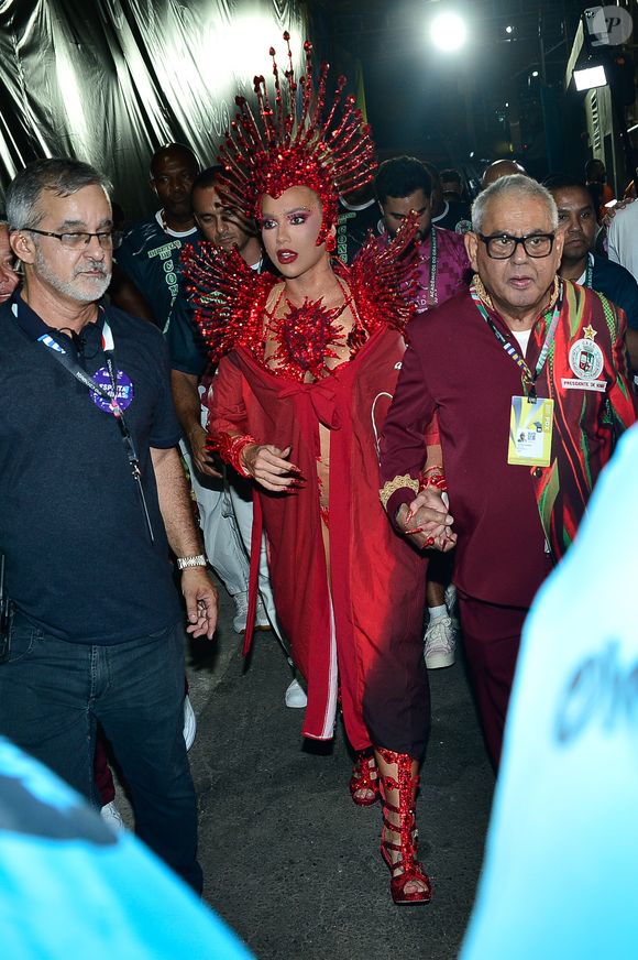 Live de Virgínia Fonseca mostra momento em que Jayder Soares, presidente da Grande Rio, discute com jornalistas antes do desfile na Sapucaí