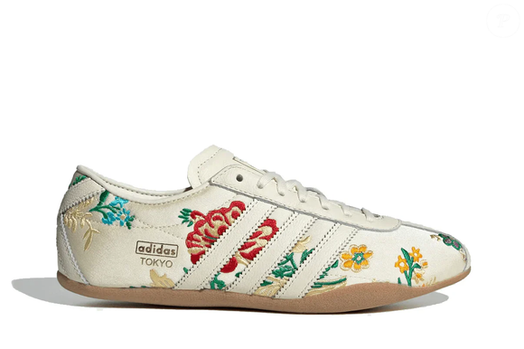 O Adidas Tokyo Crew White Floral Embroidery conquista espaço entre os tênis mais elegantes da temporada ao unir base branca clássica, bordados florais delicados e um visual romântico que transforma qualquer look