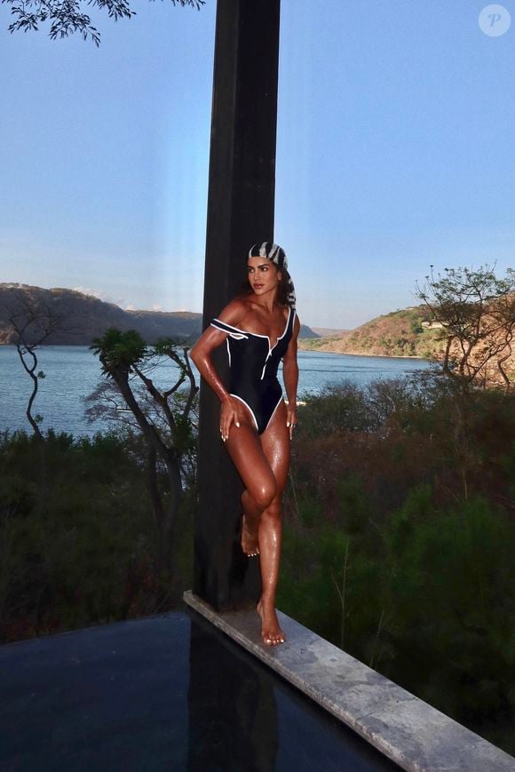 Camila Coelho abriu álbum de fotos de sua hospedagem no Nekajui, a Ritz-Carlton Reserve, resort de ultra luxo na Costa Rica com diárias que podem ultrapassar R$ 45 mil. O hotel aposta em experiências exclusivas, beach club privativo e villas cercadas por natureza paradisíaca