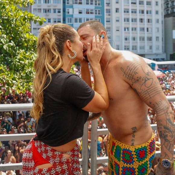Clima de romance no ar! Paolla Oliveira dá beijo em Diogo Nogueira no trio em Copacabana (RJ).