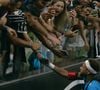 Neymar foi até a arquibancada e presenteou o menino com sua camisa