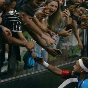 Neymar foi até a arquibancada e presenteou o menino com sua camisa