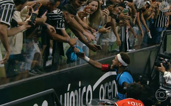 Neymar foi até a arquibancada e presenteou o menino com sua camisa