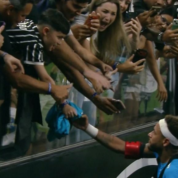 Neymar foi até a arquibancada e presenteou o menino com sua camisa