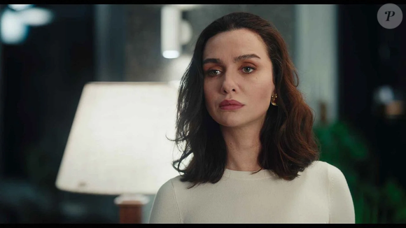 Birce Akalay como Lale Kiran: Uma experiente âncora de telejornal, símbolo da geração X, que construiu sua carreira com base em ética e credibilidade.