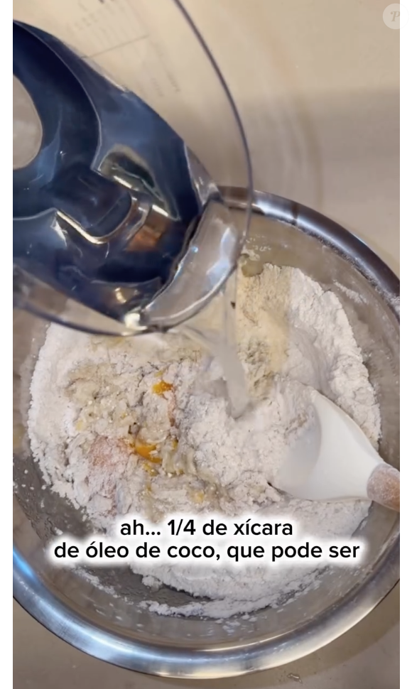 Em seguida, acrescente a água e óleo de coco e vá mexendo até que a massa incorpore