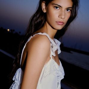 Por R$ 279, o macacão romântico com alças de renda da Bershka surge como uma alternativa mais acessível para quem quer levar a delicadeza do boho para o guarda-roupa