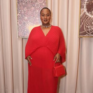 A ex-BBB Roberta Freitas faz uma impactante declaração de estilo monocromática ao eleger um vestido longo em um vibrante tom de vermelho-vivo. A peça sobressai por seu tecido inteiramente plissado e fluido, apresentando um generoso decote em V e mangas estilo capa que conferem um movimento dramático e elegante à silhueta