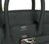 Com acabamento em couro Swift verde e ferragens em paládio, a bolsa Hermès Birkin 25 usada pela esposa de Carlo Ancelotti rapidamente virou destaque entre os amantes de moda de luxo. O acessório ultrapassa os R$ 170 mil na cotação atual