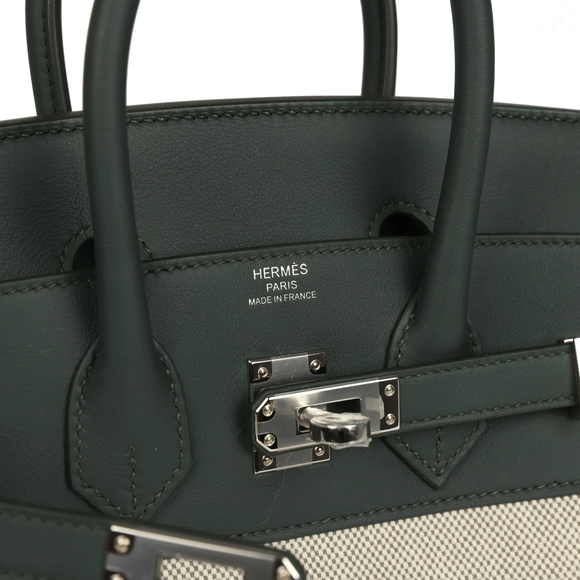 Com acabamento em couro Swift verde e ferragens em paládio, a bolsa Hermès Birkin 25 usada pela esposa de Carlo Ancelotti rapidamente virou destaque entre os amantes de moda de luxo. O acessório ultrapassa os R$ 170 mil na cotação atual