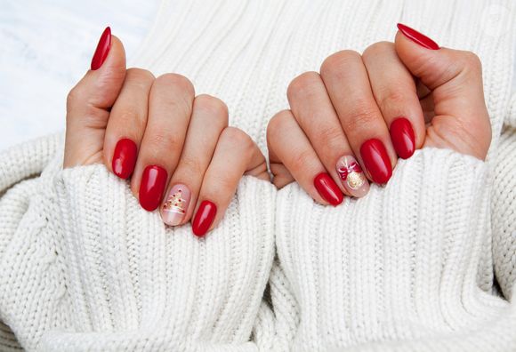 Unhas decoradas em vermelho são ideais para quem quer iniciar 2026 com estilo e boas energias