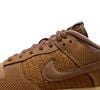 Além da cor marrom no tom de café latte, os tênis Nike Dunk Low Retro são feitos de materiais como camurça e tecidos texturizados, sendo uma aposta certeira para looks de estética western